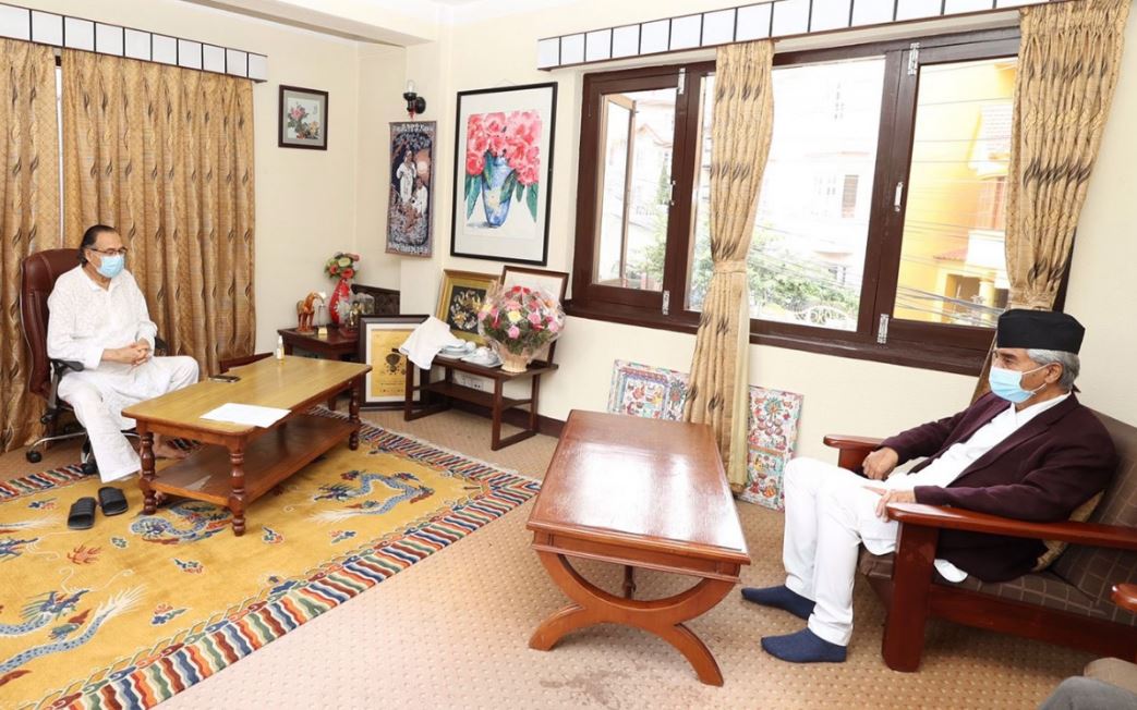 प्रधानमन्त्री र नेता खनालबीच भेटवार्ता